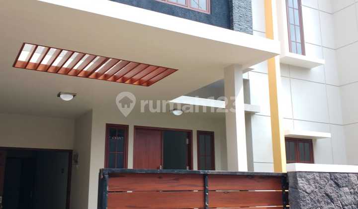 Rumah 2 Lantai Baru SHM di Rawamangun, Jakarta Timur