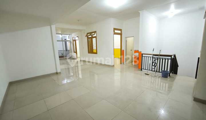 Rumah 3 Lantai Bagus SHM di Metland Menteng, Jakarta Timur Rumah 3 Lantai Bagus SHM di Metland Menteng, Jakarta Timur