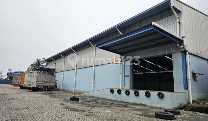 Gudang Loading Dock Strategis Akses Container Di Dekat Sultan Agung Bekasi. Gudang Loading Dock Strategis Akses Container Di Dekat Sultan Agung Bekasi.