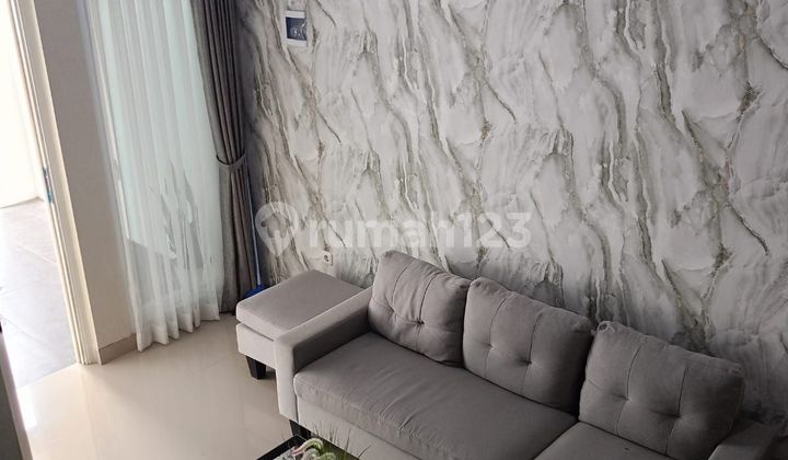 ruang keluarga rumah mewah 2 lantai dekat