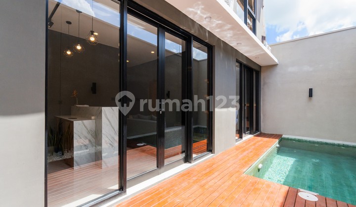 Villa Konsep Modern Siap Huni Berlokasi di canggu