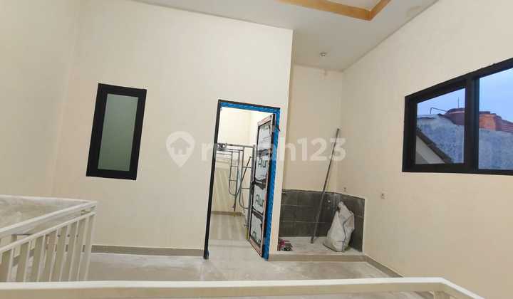Ready-to-Live Renovated House Beautiful Jambangan 2