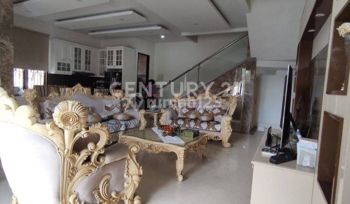 Rumah Full Furnished Dengan Pool Hanya 300 Meter Dari Citos 2