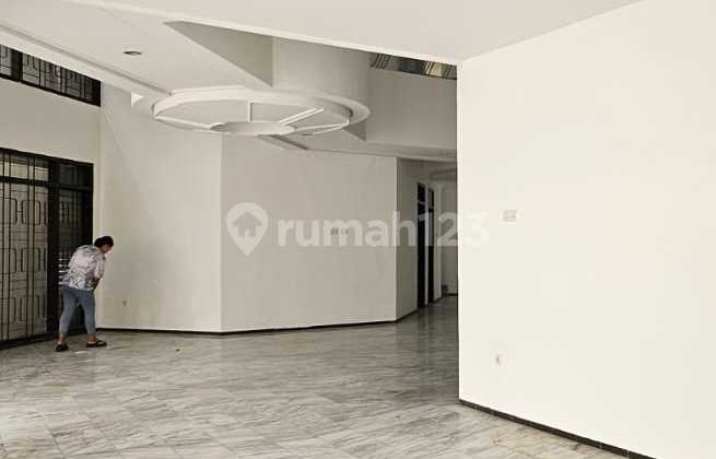 Disewakan Rumah di Raya Dharmahusada Indah Double Way, Surabaya 2