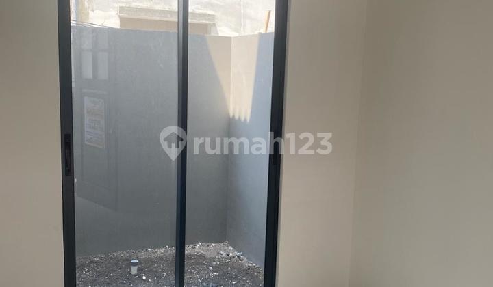 Dijual atau Dikontrakkan Rumah 2 Lantai di Perum Amesta Living, Surabaya 2