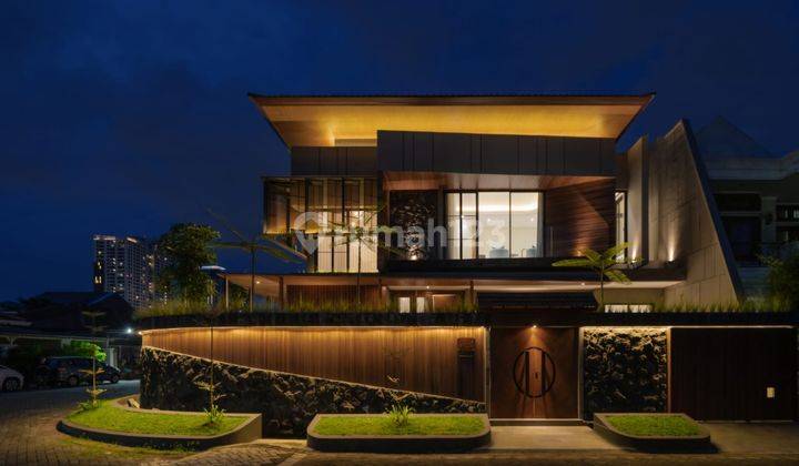 Dijual Rumah Mewah New Tropical House di Manyar Kertoadi, Surabaya 1