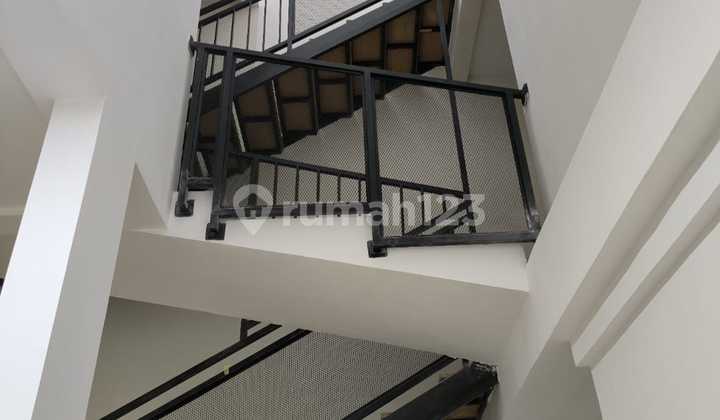 Dijual Rumah 2 Lantai di Semolowaru, Surabaya 2