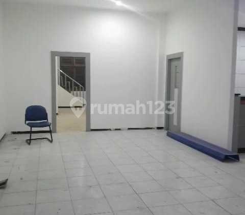 Disewakan Ruko 2 Lantai Strategis di Jalan Bratang Gede, Surabaya Disewakan Ruko 2 Lantai Strategis di Jalan Bratang Gede, Surabaya