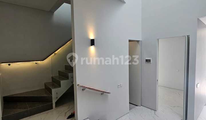 Dijual Rumah Bagus Baru 2 Lantai Harga Cengli di Sutorejo Tengah, Surabaya 2