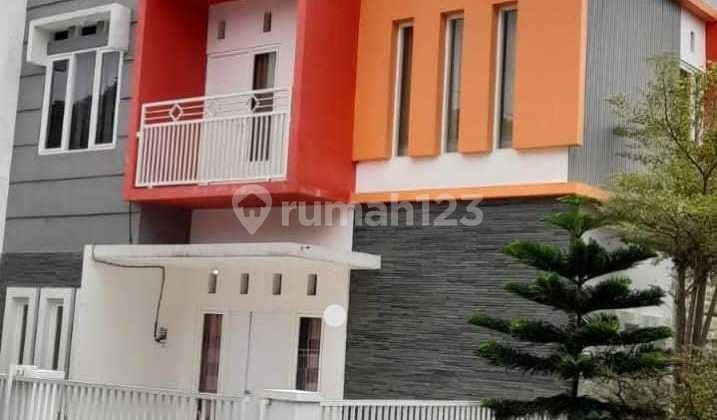 Dijual Rumah 2 Lantai dengan Konsep Villa di Perbatasan Batu, Malang 1