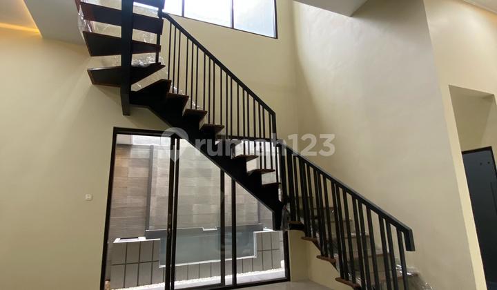 Dijual Rumah 2 Lantai Fresh Baru di Bangun di Kebraon, Surabaya 2