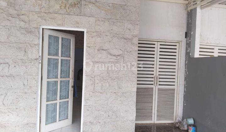 tampak depan dijual rumah 2 lantai di