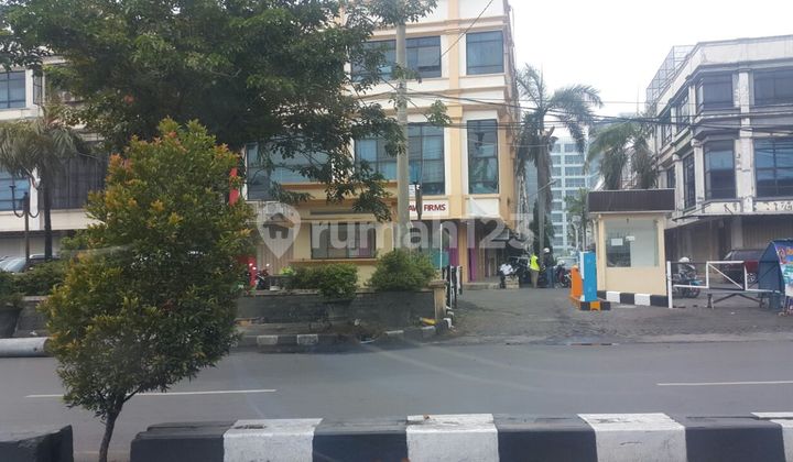 For Sale: 3.5-Story Zero Lot Line Shop House on Rungkut Megah Jaya Street, Surabaya