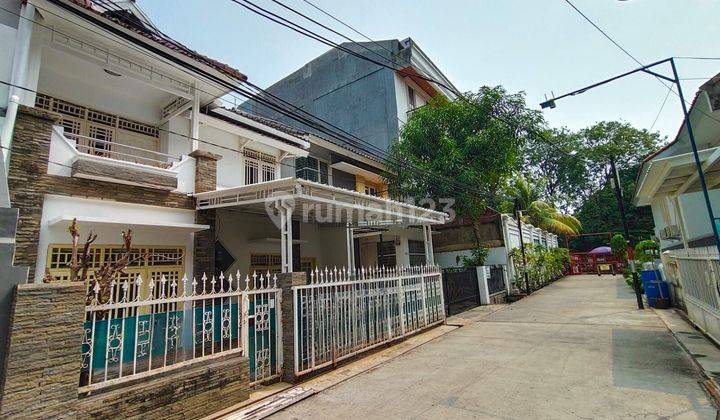 Dijual Rumah 2 Lantai 6 Kamar Tidur di Komplek Walikota Kelapa Gading 2