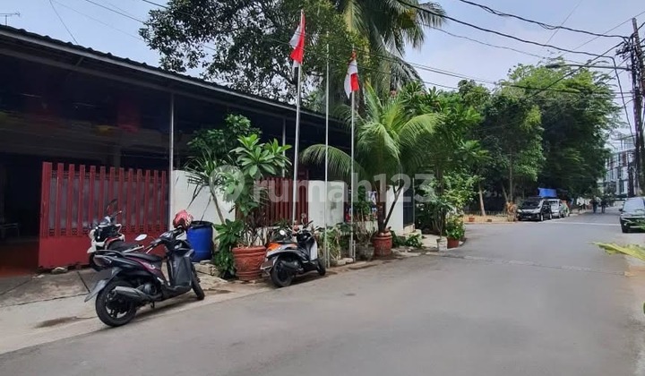 Rumah Lama 1 Lantai Kebayoran Baru Dekat ke Blok M Jakarta Selatan