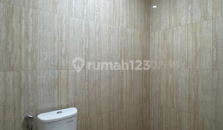 Good Hook Unit House in Petukangan Cluster Housing by the Roadside 2