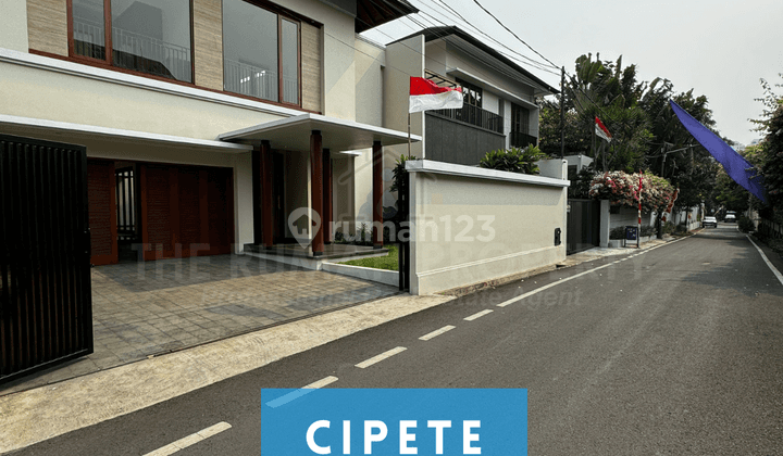 Disewakan Rumah Modern Tropis 2 Lantai Private Pool Akses Jalan Besar 1