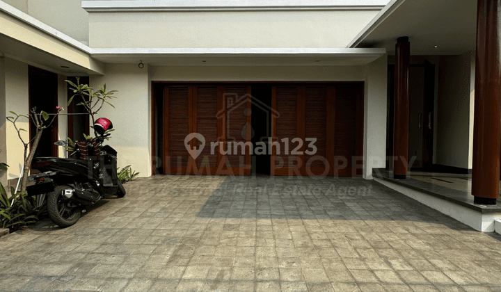 Disewakan Rumah Modern Tropis 2 Lantai Private Pool Akses Jalan Besar 2