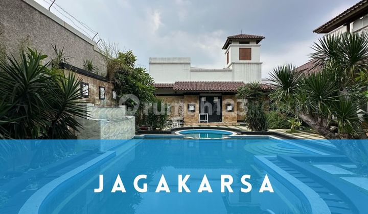 Rumah Etnik Tanah Luas Privatye Pool dengan Paviliun Jagkarsa