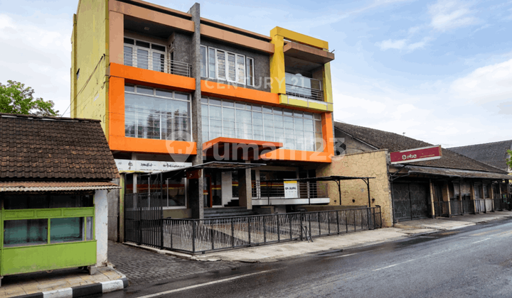 Shop House with Basement Near Kotagede Market Ideal for Business