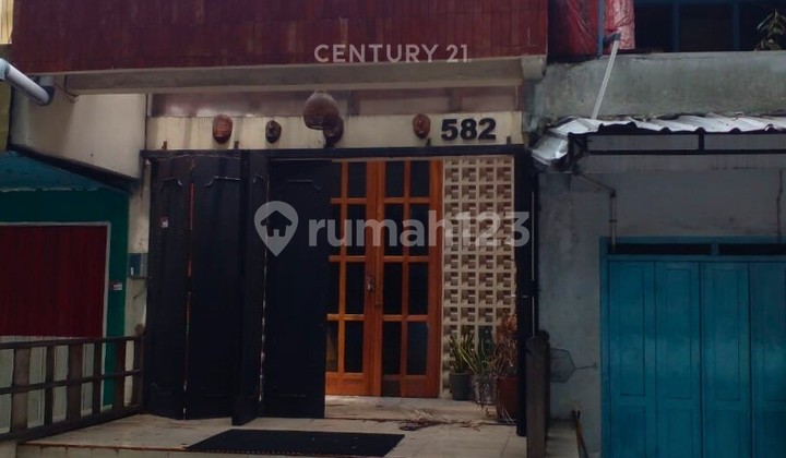 2-Storey Shop House Near Pasar Gede, Suitable for Business Ventures 1