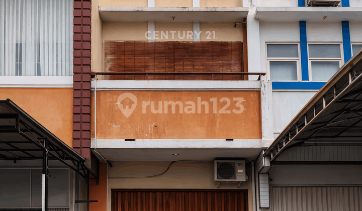 3-Storey Shop House in the Heart of Jogja's Business District, Ideal for Business
