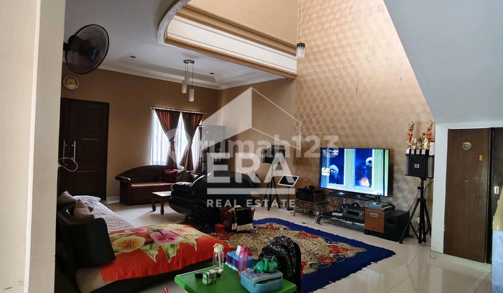 For Quick Sale: 2-story hook house with void and balcony. 2