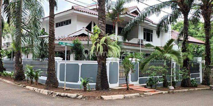 Rumah 2 Lantai Bagus SHM di Menteng Dalam Jakarta Selatan  1