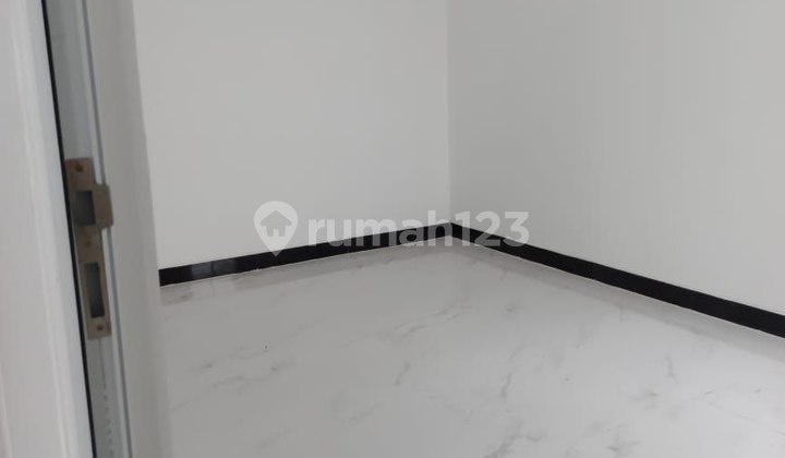 Rumah Mewah Kokoh Strategis di Kelapa Dua Wetan Jakarta Timur 2