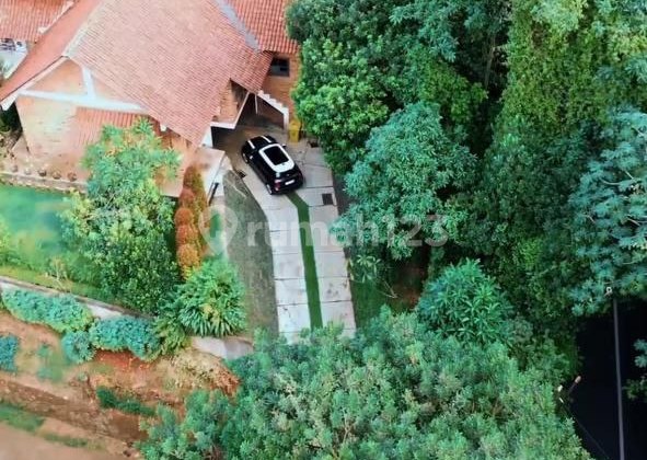 Rumah luas artistik di pinggir jalan Ciganjur Jakarta Selatan Rumah luas artistik di pinggir jalan Ciganjur Jakarta Selatan