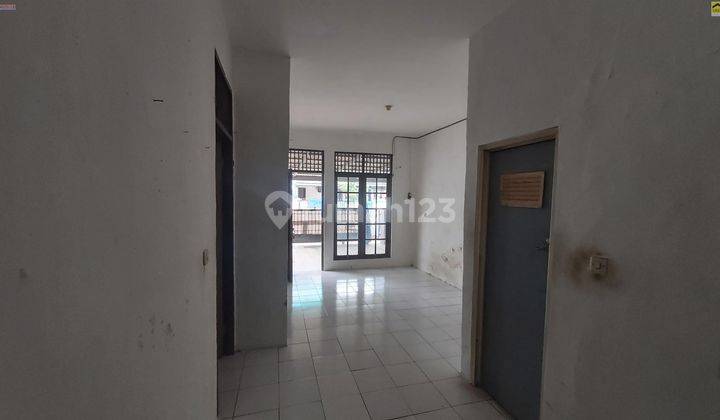 ruang tamu rumah unfurnished shm di taman