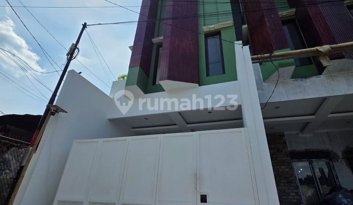 Dijual Rumah Baru 3 Lantai Premium Progres di Utan Kayu Matraman