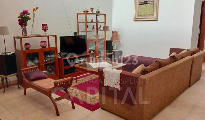 Rumah Elegan Nan Nyaman Semi Furnished di Setraduta Rumah Elegan Nan Nyaman Semi Furnished di Setraduta