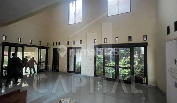 Rumah Dengan Kolam Renang di Sayap Setiabudi Rumah Dengan Kolam Renang di Sayap Setiabudi