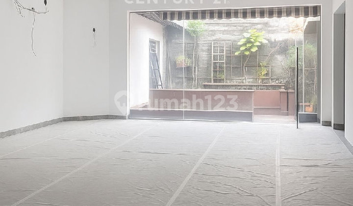 Spacious Newly Renovated House in a Very Strategic Location in Jagakarsa Spacious Newly Renovated House in a Very Strategic Location in Jagakarsa