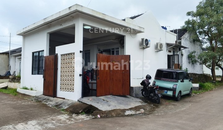 Corner Minimalist Residence at Sepang Mountain