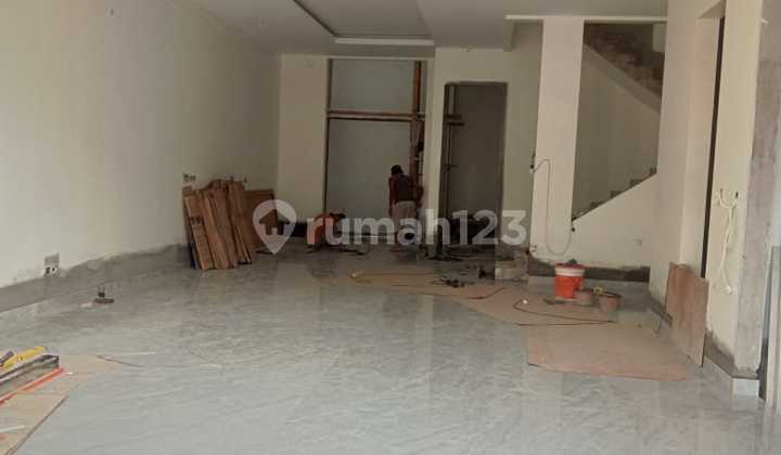 Dijual Rumah baru 4 Lantai, LT 144 M², LB 460 M², Permata Buana, Jakarta Barat 2