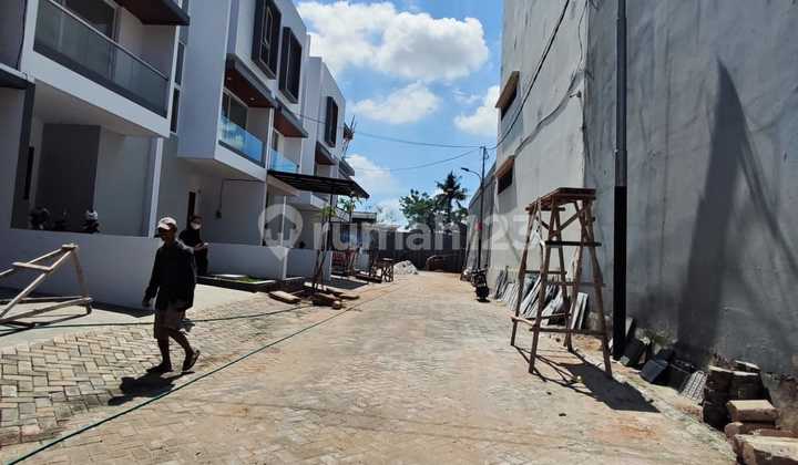 For Sale New House LT 173 M² LB 309 M², 3 Floors, Hook, Taman Surya, Kalideres, West Jakarta 2