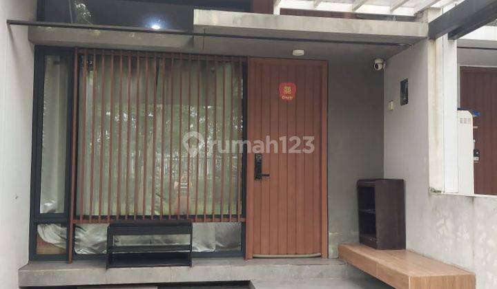 tampak depan dijual rumah full furnished fleekhauz