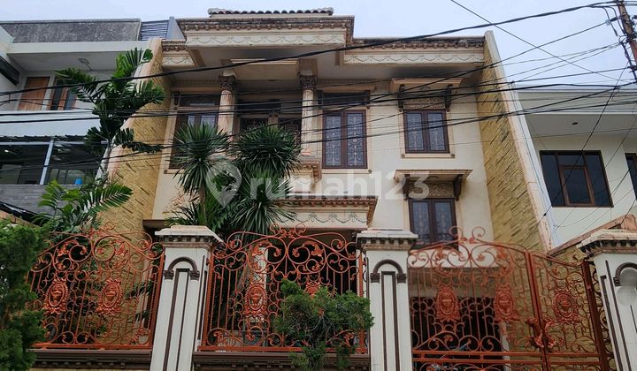 European Classic 2½-Story Comfortable Ready-to-Occupy House in Pulomas R2162