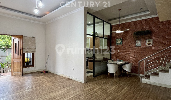 Corner House 2½ Stories Semi-Furnished Ready to Live in Kayu Putih R2315