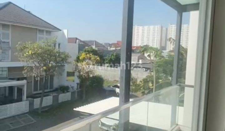 Mewah Siap Huni Rumah 2 Lantai Baru Unfurnished SHM di Kertajaya Indah Regency, Surabaya 2