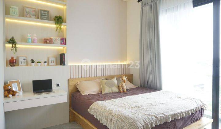 Murah Rumah 3 Lantai Baru Modern Full Furnished di Pakuwon Indah Mansion, Surabaya 2