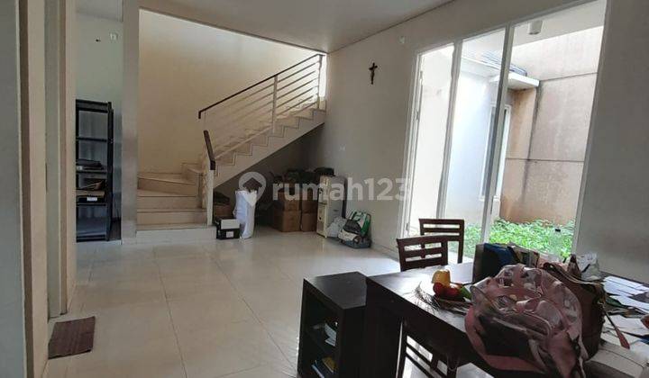 Strategis Nyaman Rumah Kontrakan 2 Lantai Bagus Unfurnished di Raffles Garden Citraland , Surabaya 1