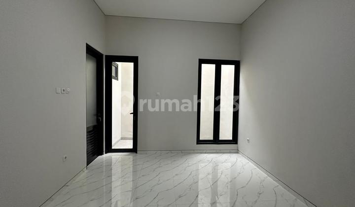 Dijual Rumah Minimalis 2 Lantai. Lokasi Jalan Utama Kutisari Surabaya SHM