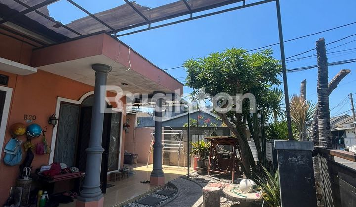 Rumah pojok ( hook ) siap huni di Puri Citra Rungkut  2