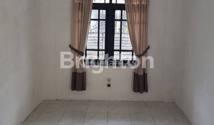 ruang tamu rumah  2lantai di sedati permai