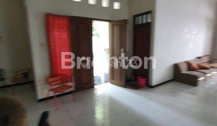 Rumah dan 4 toko tengah kota  2
