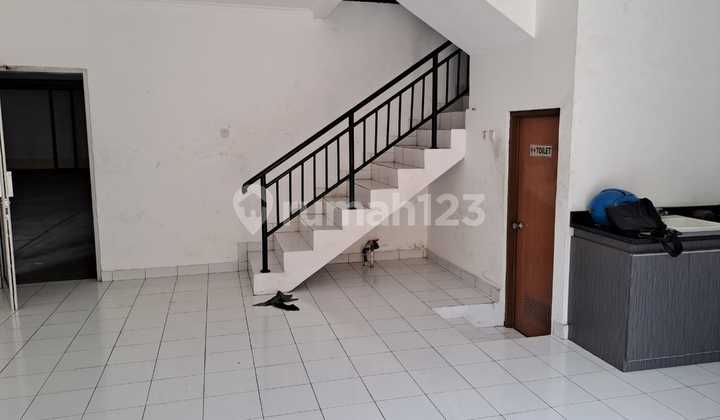 For Rent Arcandia Warehouse, Daan Mogot | Area 432m2 (12 x 36) | Water Supply (PAM) | Electricity 5500 W | Includes Office (6x6) | 2 Floors | Price 285 million / year