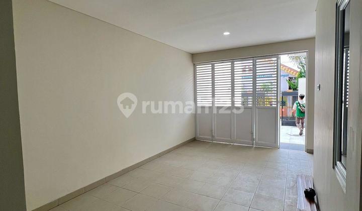 Dijual Rumah Tomang (NEW) | Uk. 5 x 18 | 3 + 2 KT, 3 + 1 KM | SHM | Listrik 4400 W | PAM | Harga 3,3 M Nego 2